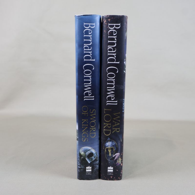 Ryggen på båda böckerna av Bernard Cornwell