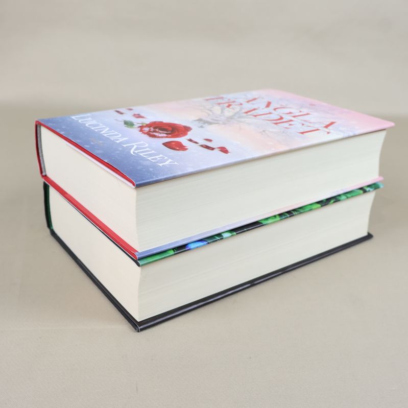 Änglaträdet ovanpå Fjärilsrummet, sidor och pärmar synliga