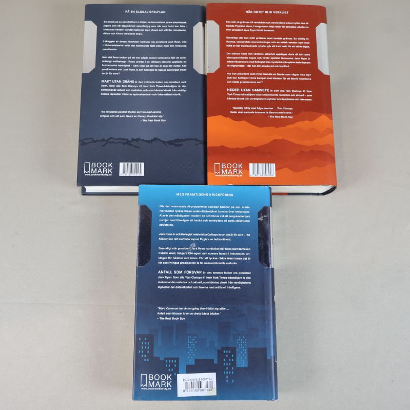 Baksidor på tre Tom Clancy-böcker med bokförlagslogotyp