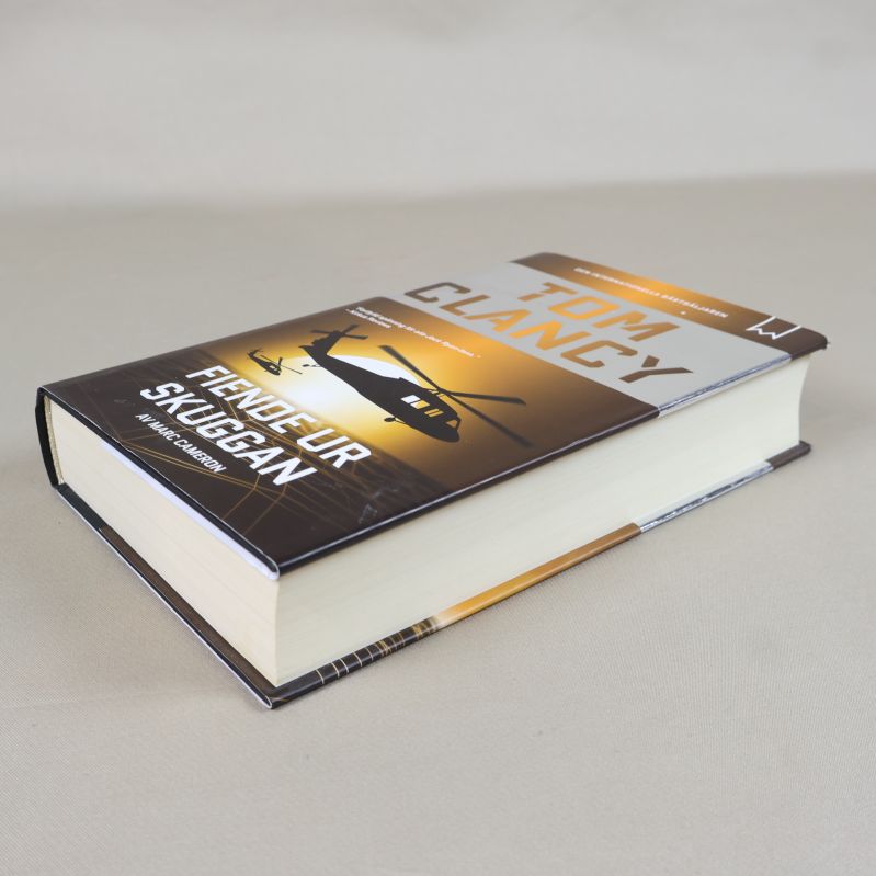 Boken Fiende ur skuggan i vinkel, visar tjocklek och omslag