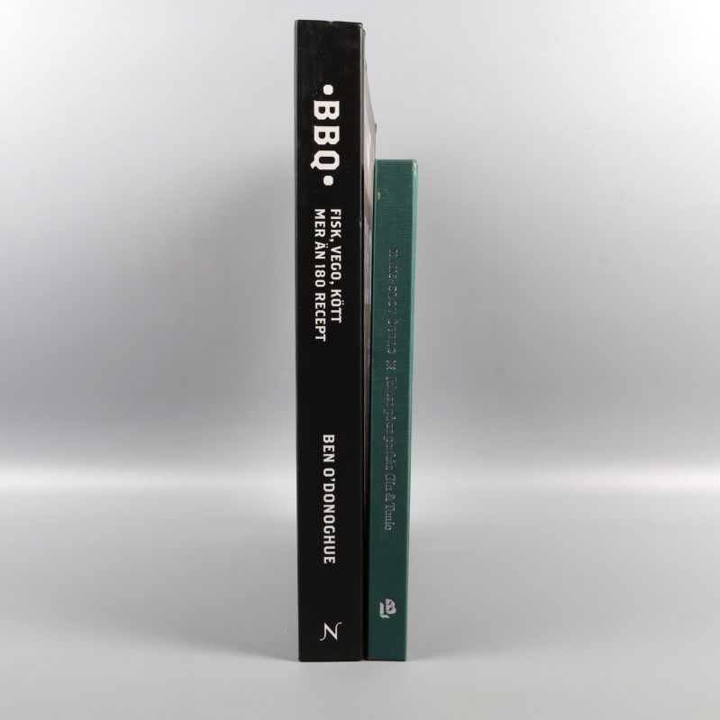 Ryggar av kokböckerna BBQ och Gin & Tonic, stående