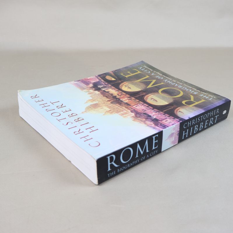 Boken sedd snett ovanifrån med fokus på tjockleken