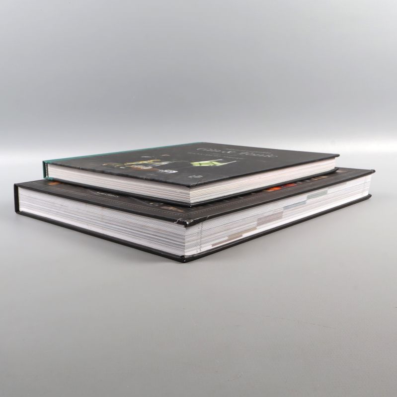 Två inbundna böcker staplade på varandra, insidan synlig