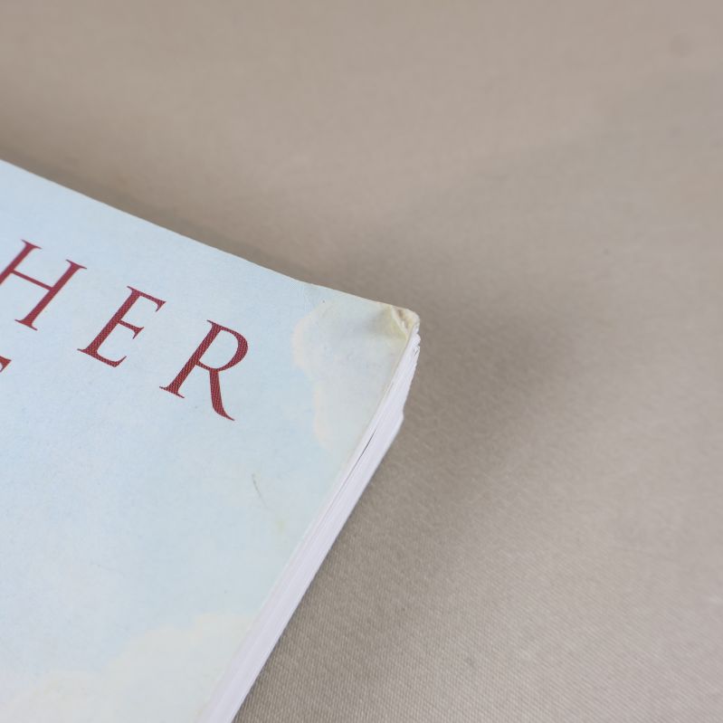 Närbild på hörn av bokomslag med lätt slitage