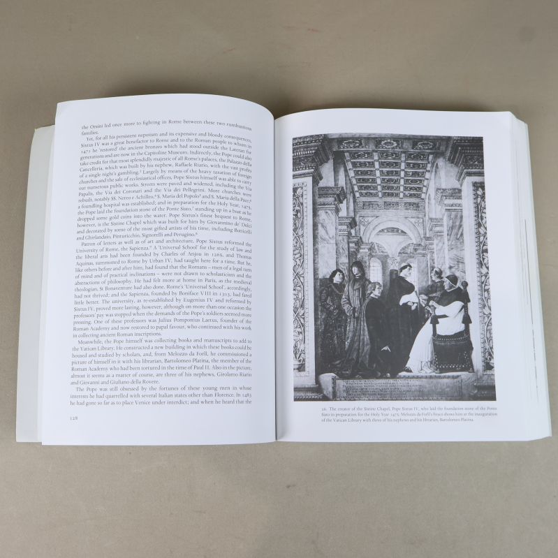 Uppslag inuti boken med engelsk text och svartvit illustration