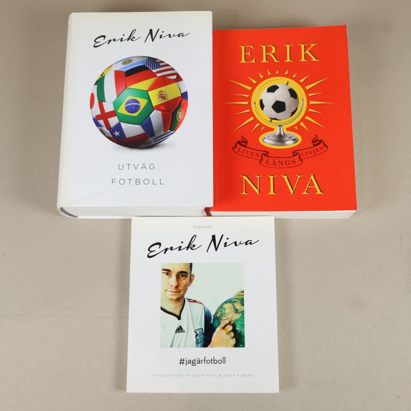 Tre böcker av Erik Niva, framsidor med fotbollstema och titlar synliga