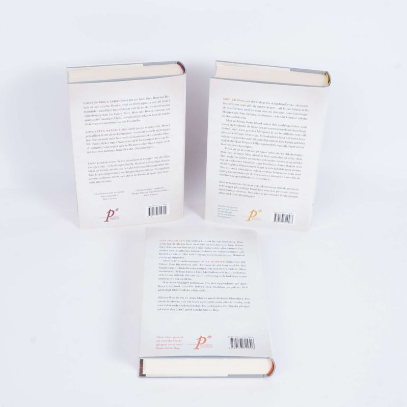 Baksidan av tre böcker av Jojo Moyes med beskrivande text