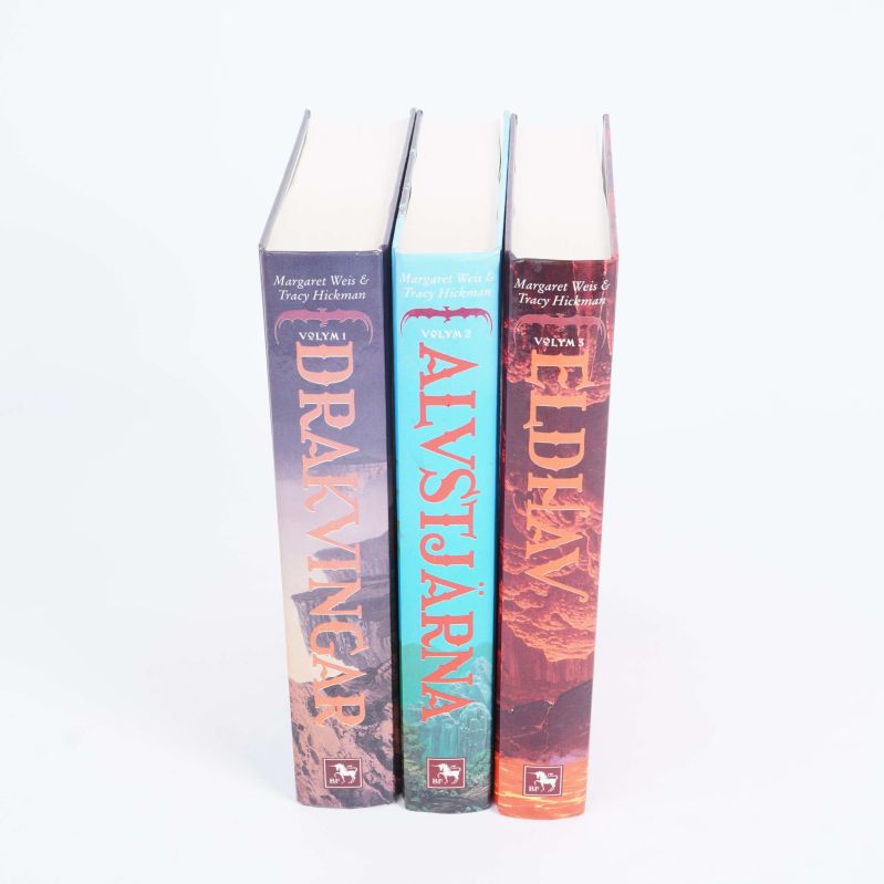 Bokryggar med tydliga titlar och volymnummer synliga