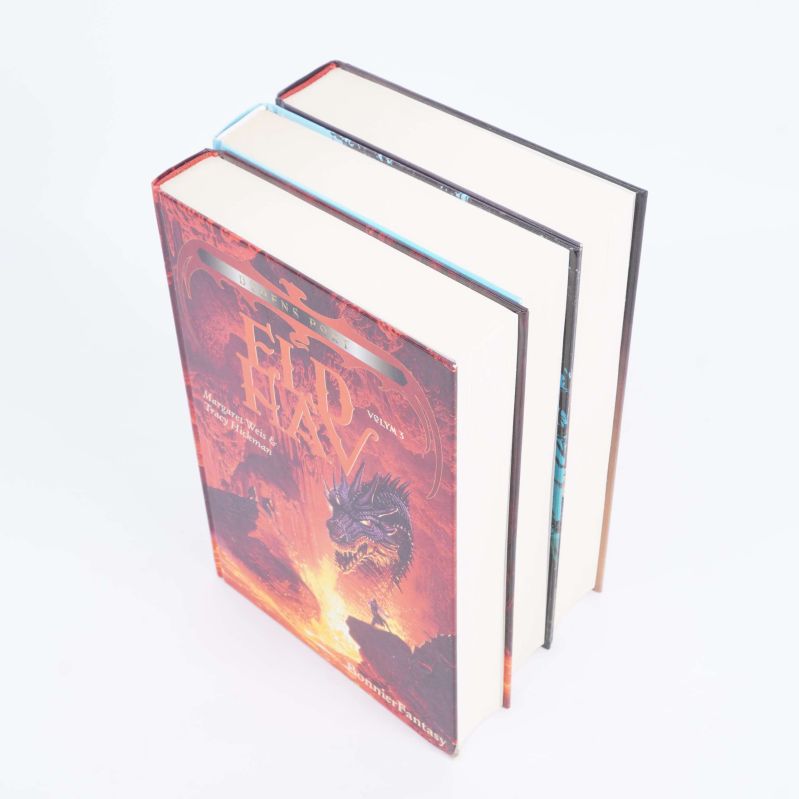 Tre böcker staplade från ovan med omslaget till Eldhav överst