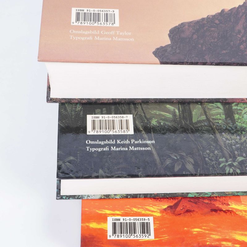 Närbild på ISBN-koder på baksidan av alla tre böcker