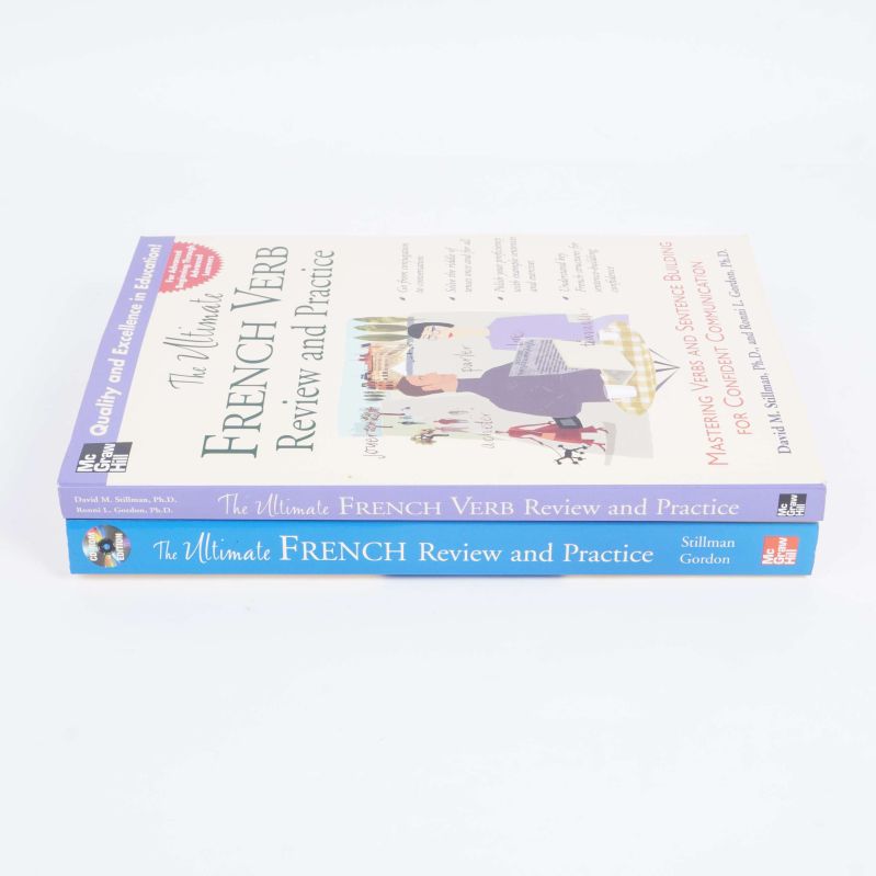 Bokpaket staplade med synliga ryggar och titlar