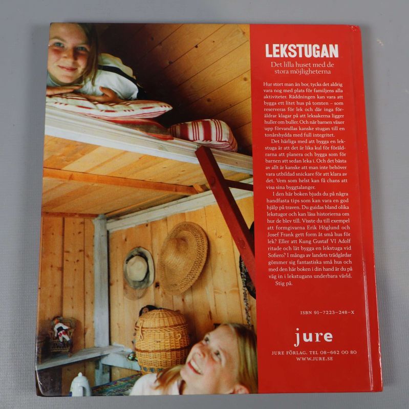 Baksida av bok med text och foto på barn i lekstuga