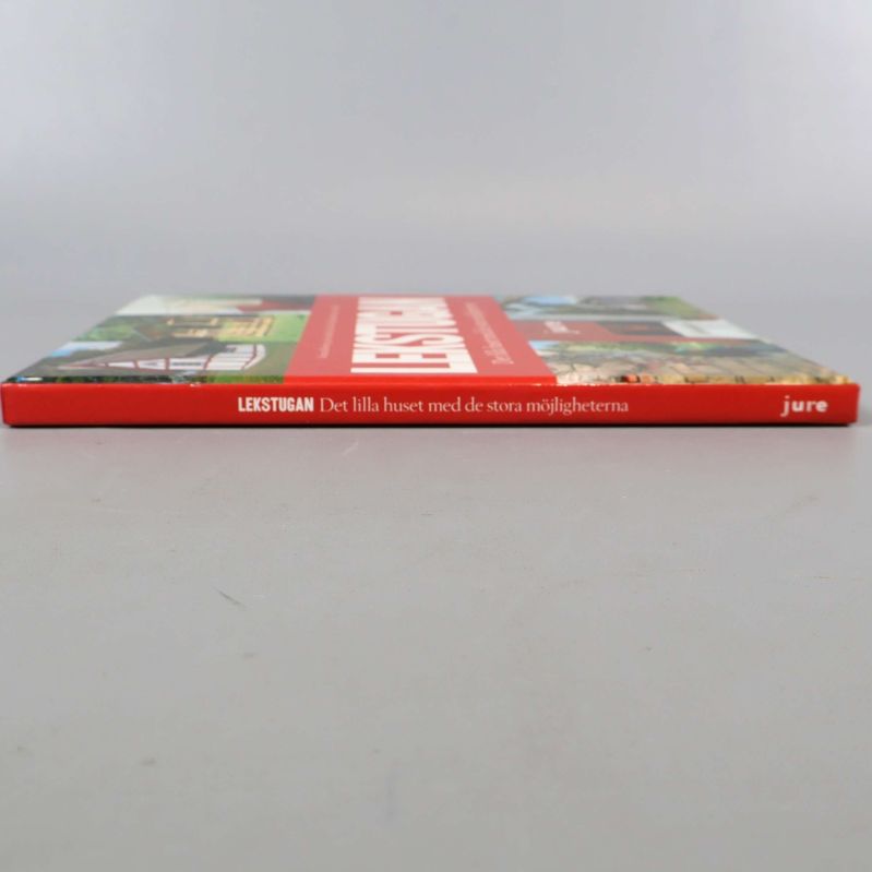 Bokrygg med titel Lekstugan på röd bakgrund