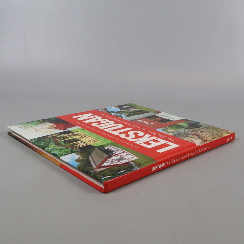 Boken Lekstugan liggande på ett bord, framsidan synlig