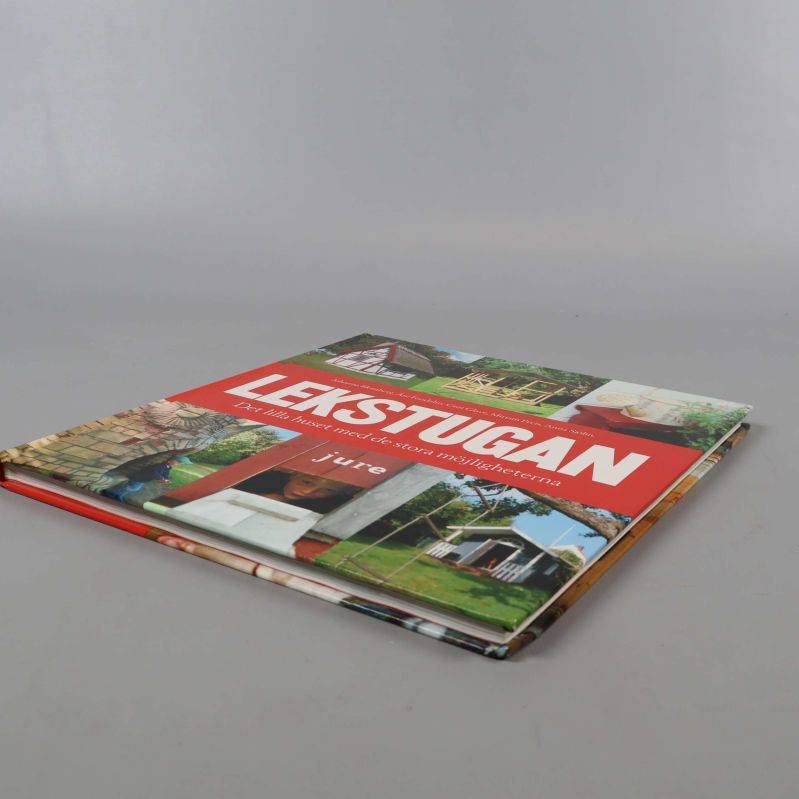 Snett tagen bild på omslaget av Lekstugan med collage av lekstugor