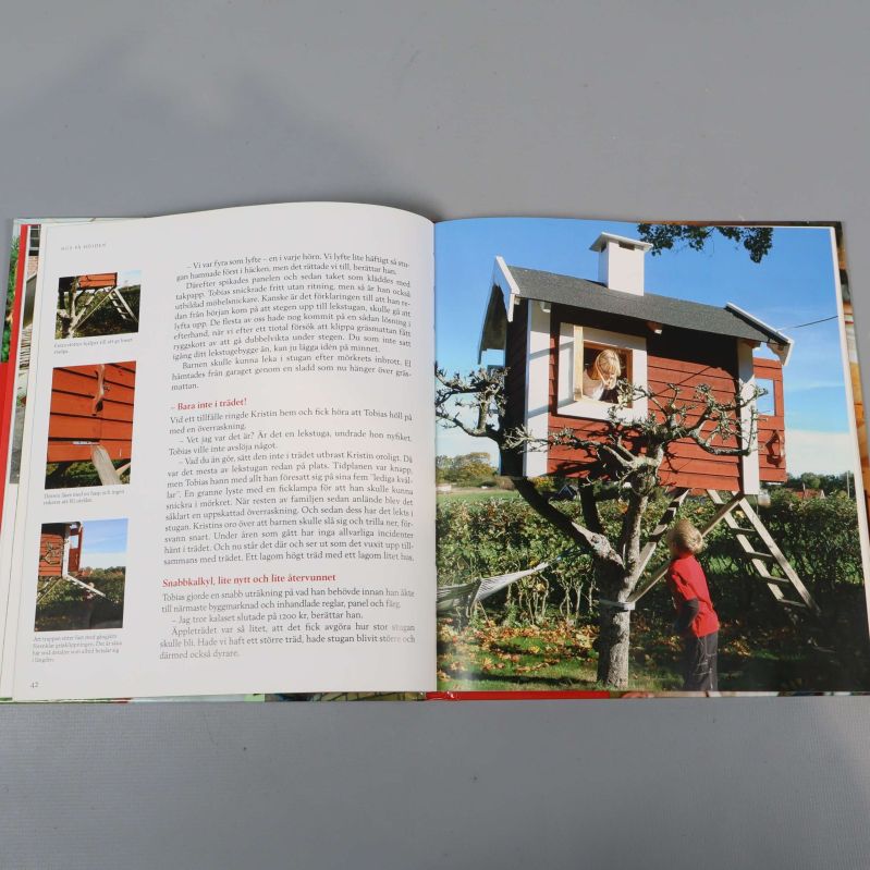 Uppslag med lekstuga i träd och barn som leker