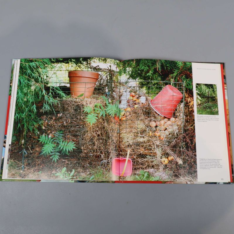 Uppslag med färgglada trädgårdsbilder och hinkar