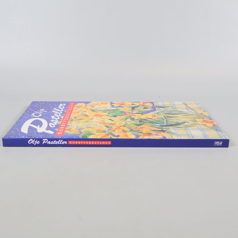 Boken Olje Pasteller liggande med synlig rygg och omslag