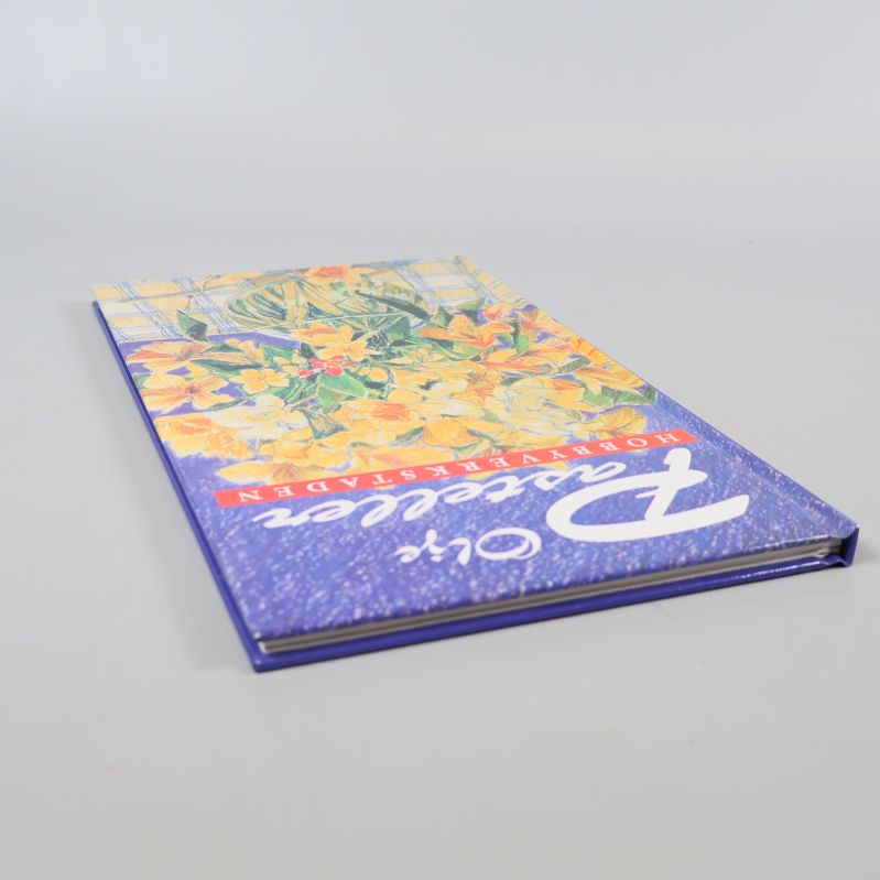 Olje Pasteller sedd från sidan med fokus på omslaget