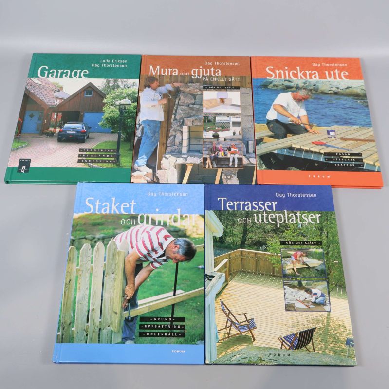 Fem byggböcker med färgstarka omslag upplagda i två rader