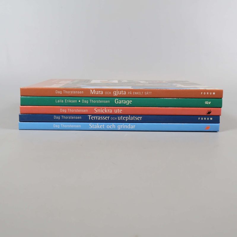 Ryggarna på fem byggböcker staplade på varandra