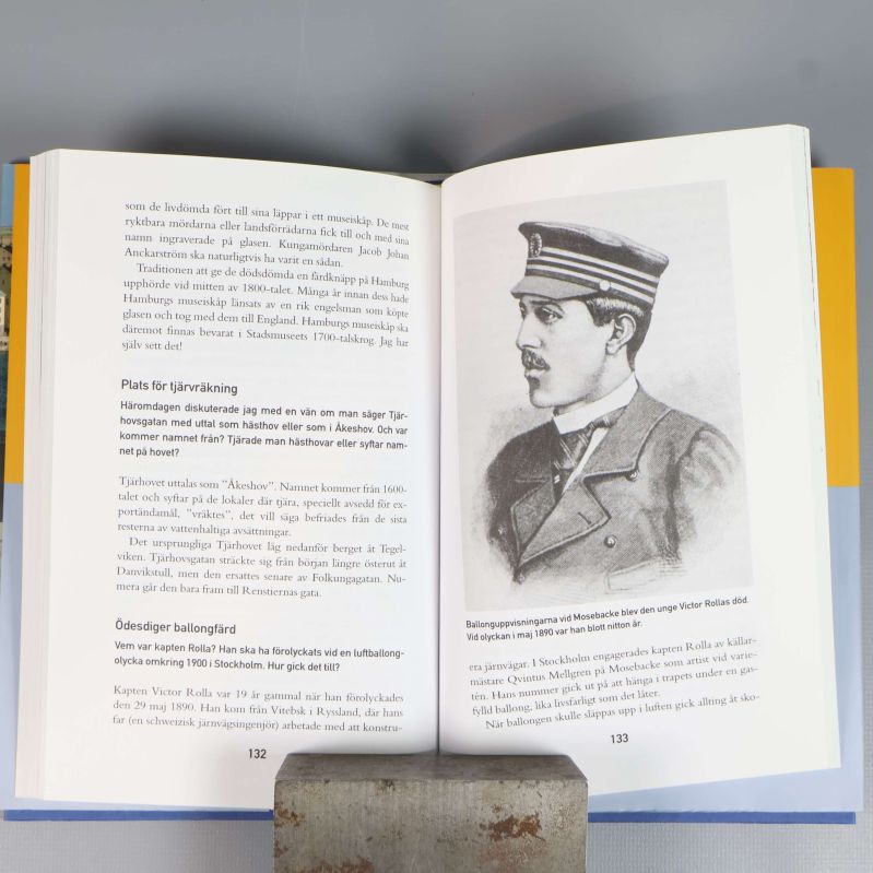 Uppslag ur bok om Stockholm med text och illustration på man i uniform