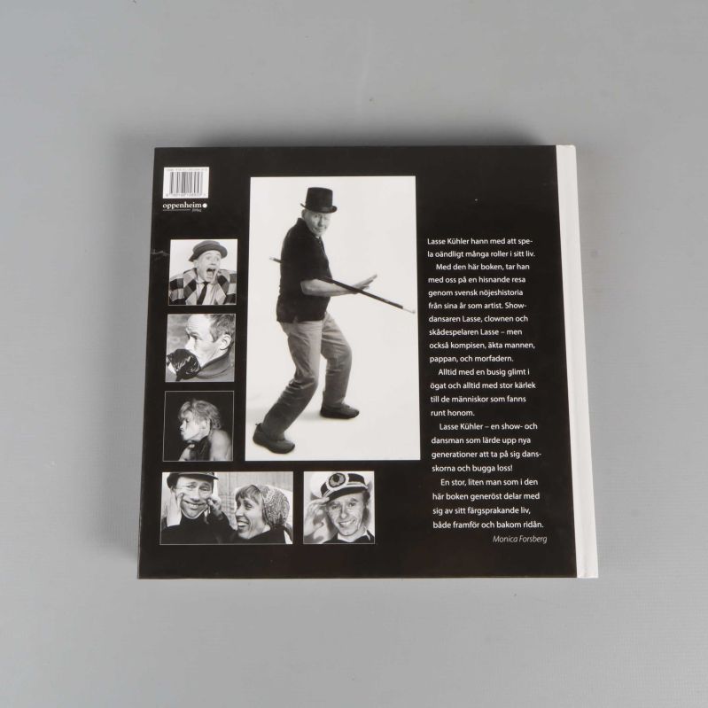 Baksida av boken med svartvita foton och text