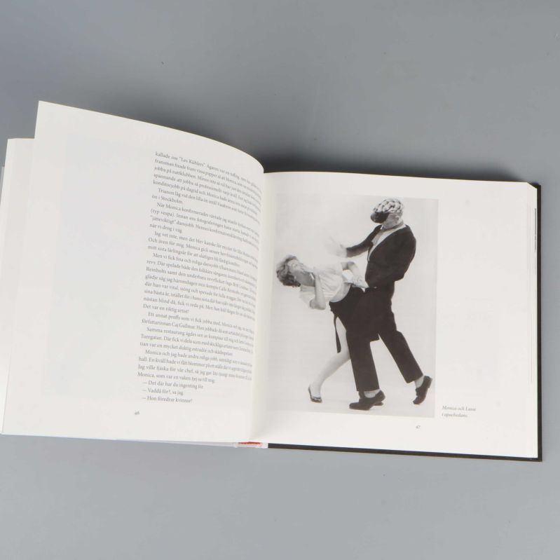 Uppslag med text och foto av två dansare