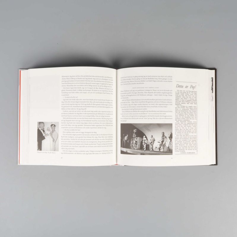 Uppslag med text, svartvita bilder och tidningsurklipp