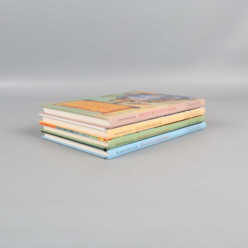 Bokpaket med fyra böcker staplade snett
