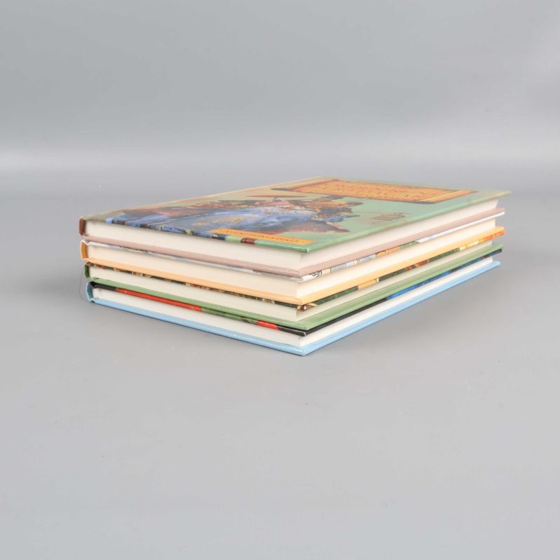 Böckerna liggande i en trave mot grå bakgrund