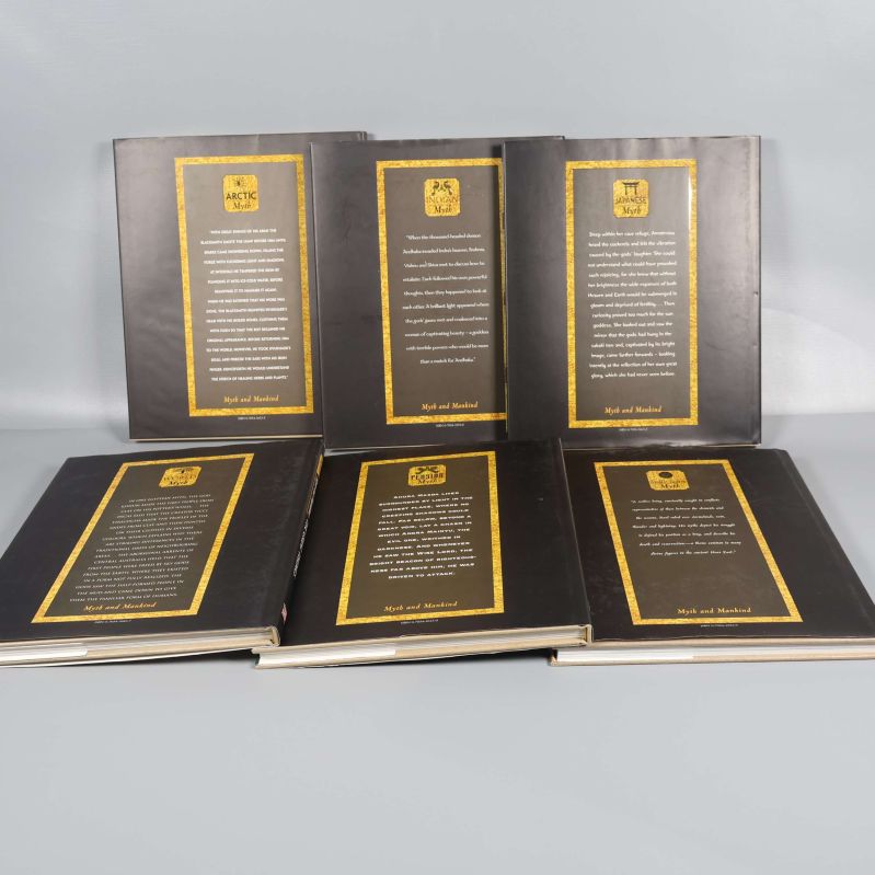 Baksidor av sex böcker från Myth and Mankind-serien med gulddetaljer