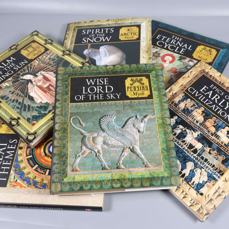 Fem böcker ur Myth and Mankind utspridda med dekorerade omslag