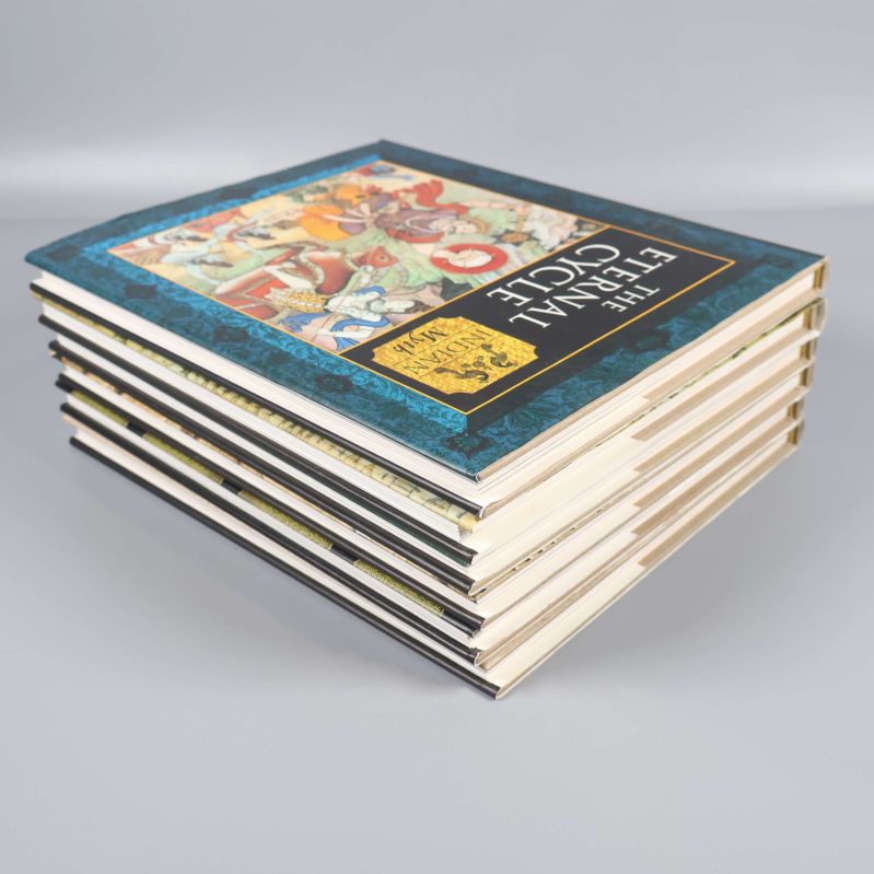 Stapel av Myth and Mankind-böcker sedd från sidan