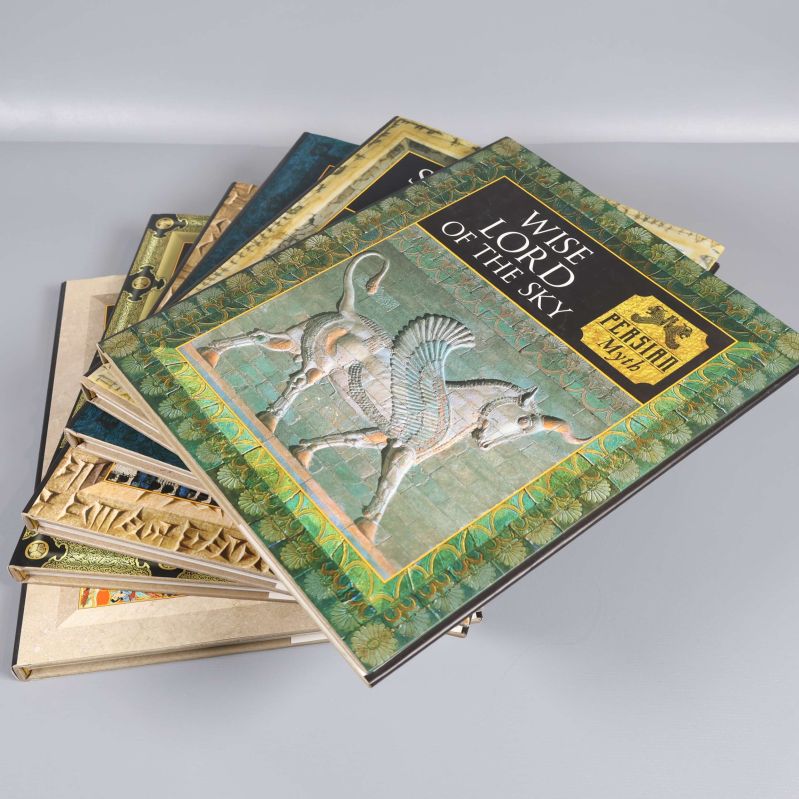 Fem böcker i en solfjäderliknande spridning