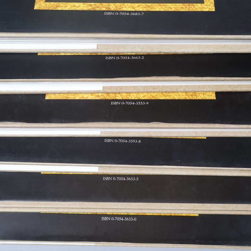 Närbild på bokryggar med synliga ISBN-nummer