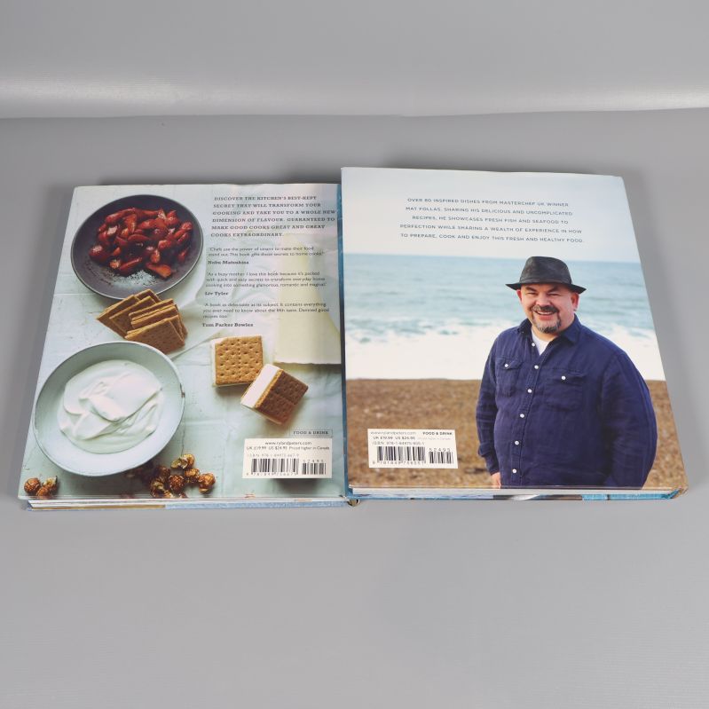 Baksidor av båda kokböcker, en med bild på författare och den andra med ingredienser och ISBN