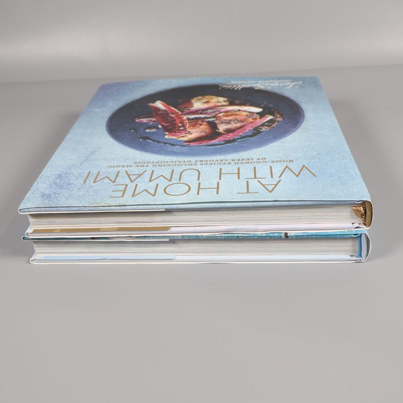 Kokböcker staplade från sidan, visar omslag och kant