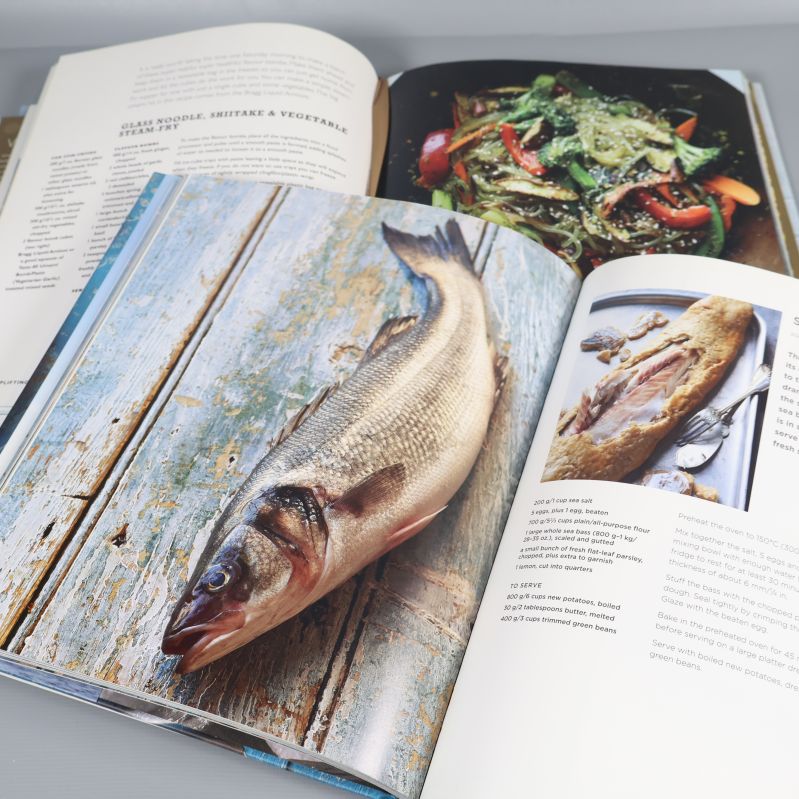 Uppslag med bilder på fisk och grönsaker samt recept på engelska