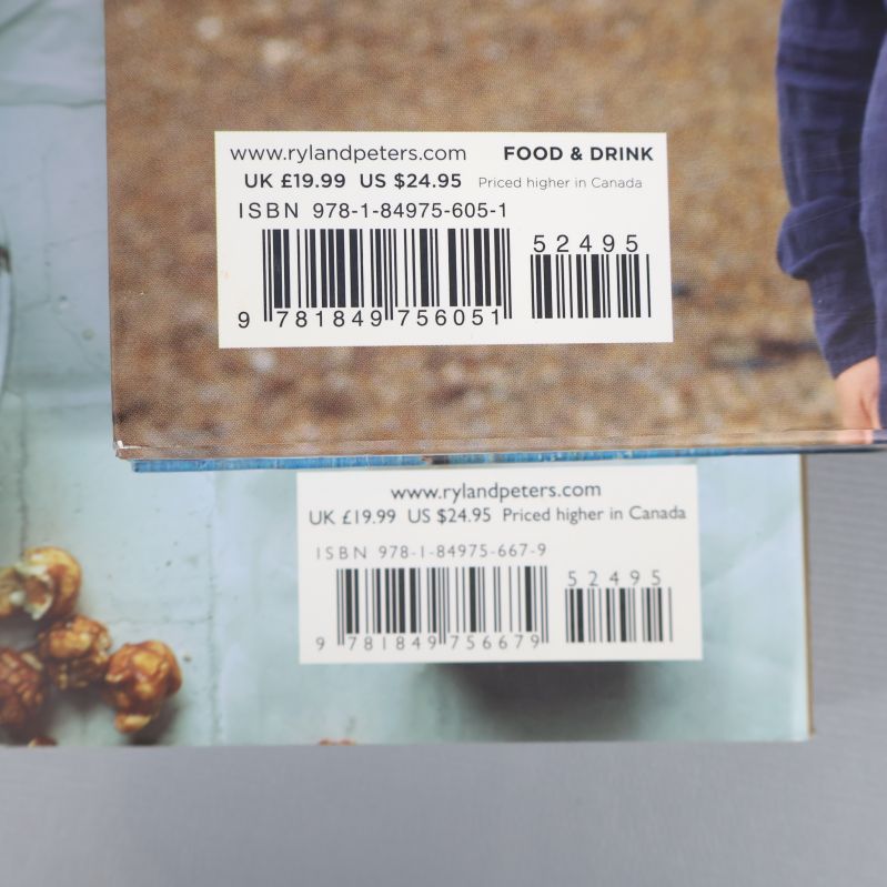 Närbild på ISBN-streckkod för båda kokböcker på baksidan