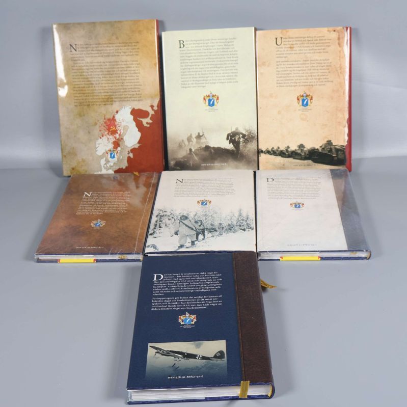 Baksidor på militärhistoriska böcker placerade upprätt sida vid sida på bord