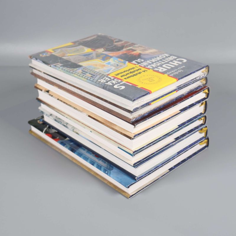 Bokpaket med militärhistoriska böcker i stapel, sidor syns tydligt