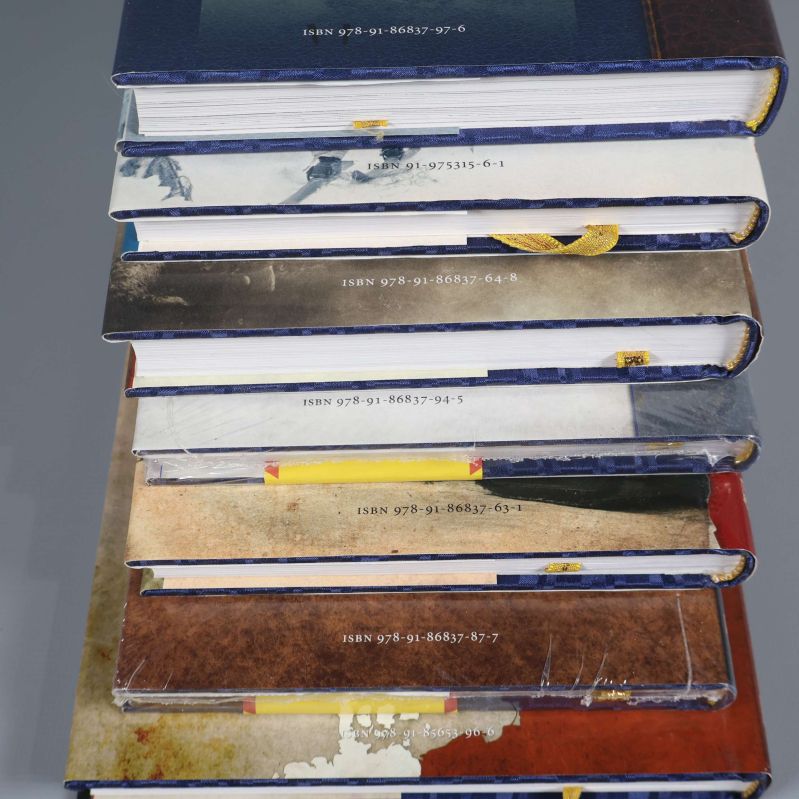 Närbild på bokryggar med tydliga ISBN-nummer på militärhistoriska böcker