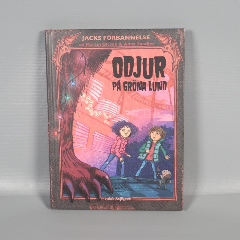 Framsidan av boken Odjur på Gröna Lund med färgstark illustration av barn och ett monster