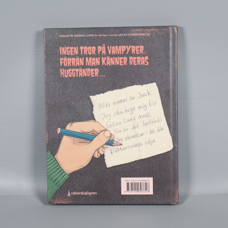 Baksidan av Odjur på Gröna Lund med text om handlingen och ISBN-nummer