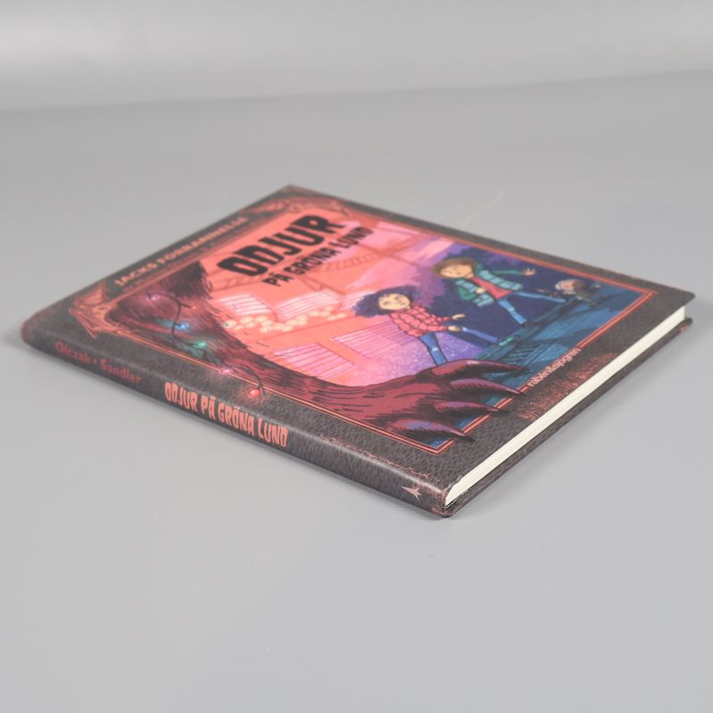 Odjur på Gröna Lund liggande med synligt omslag och ryggtext