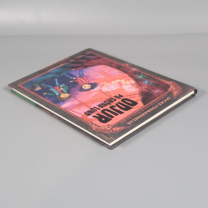 Odjur på Gröna Lund i vinkel med synligt omslag och tjocklek