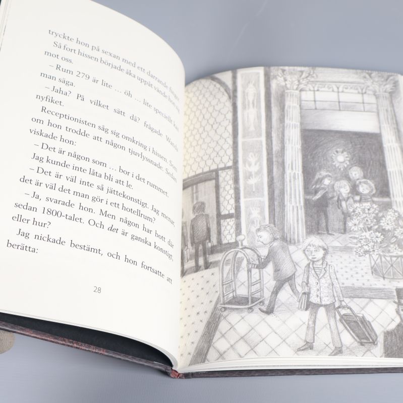 Uppslag med text och svartvit illustration, sidor i Odjur på Gröna Lund