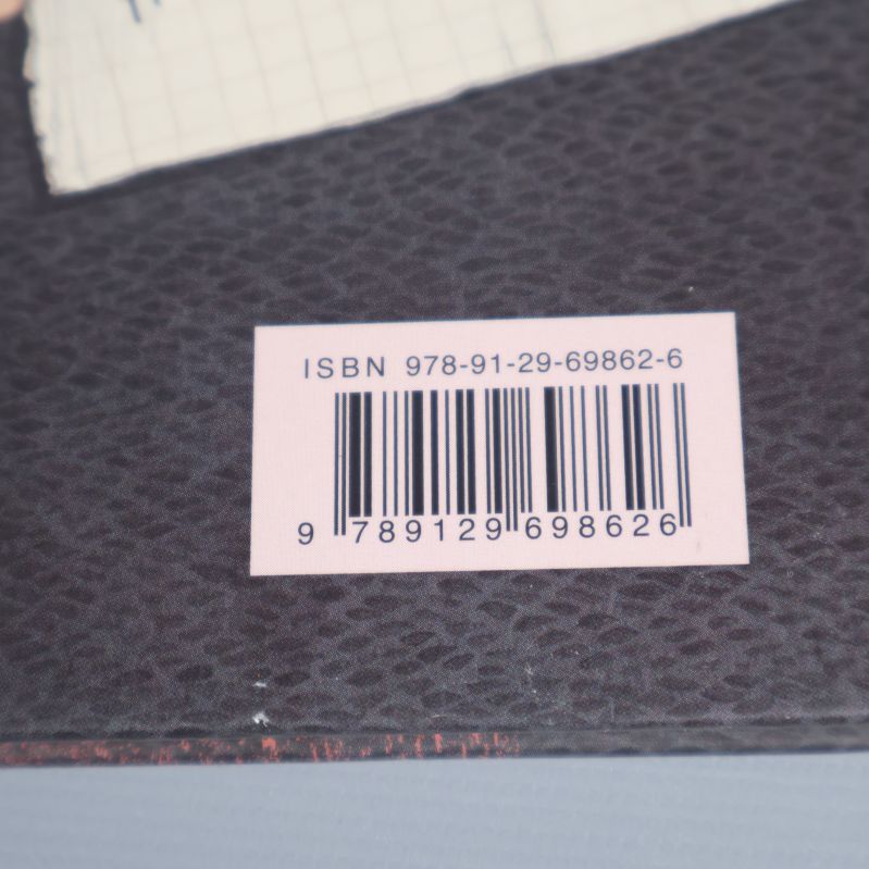 Närbild på ISBN-nummer 978-91-29-69862-6 på baksidan av boken