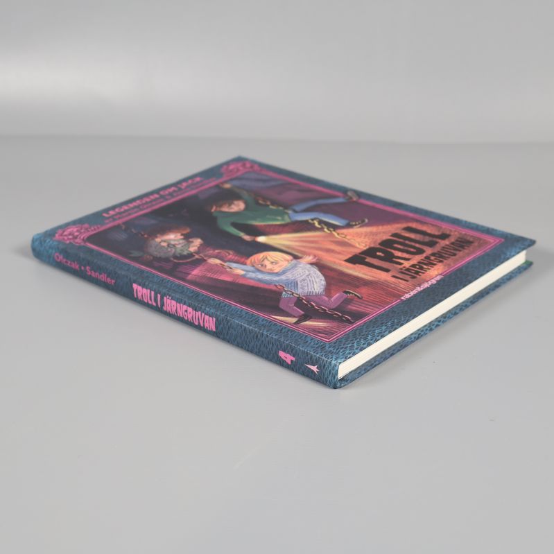 Boken Troll i järngruvan liggande, synlig rygg och omslag